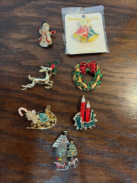 Lot Of 7 Christmas Themed Brooch Pins & a Necklace Pendant Set - Picture 1 of 9